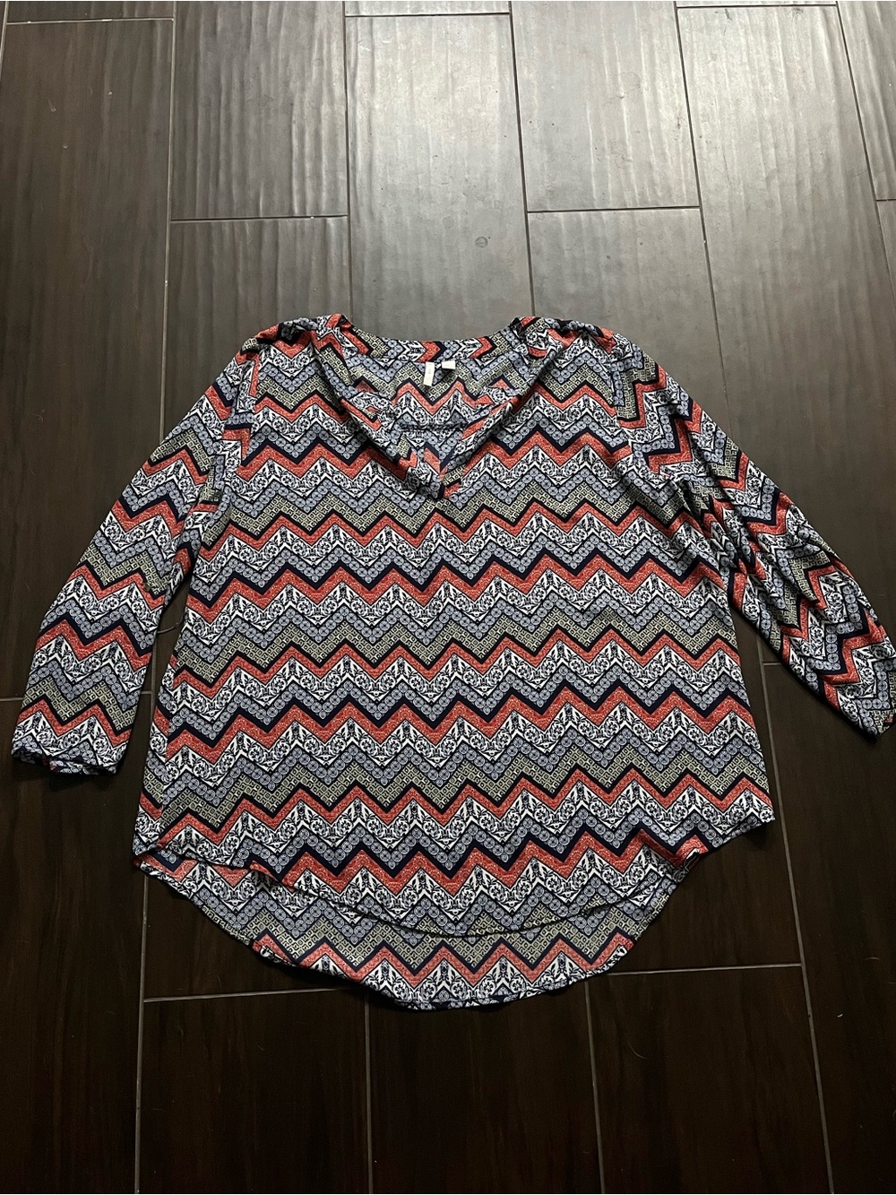 C Est 1946 Womens Chevron Print V-Neck Blouse in Navy and Coral